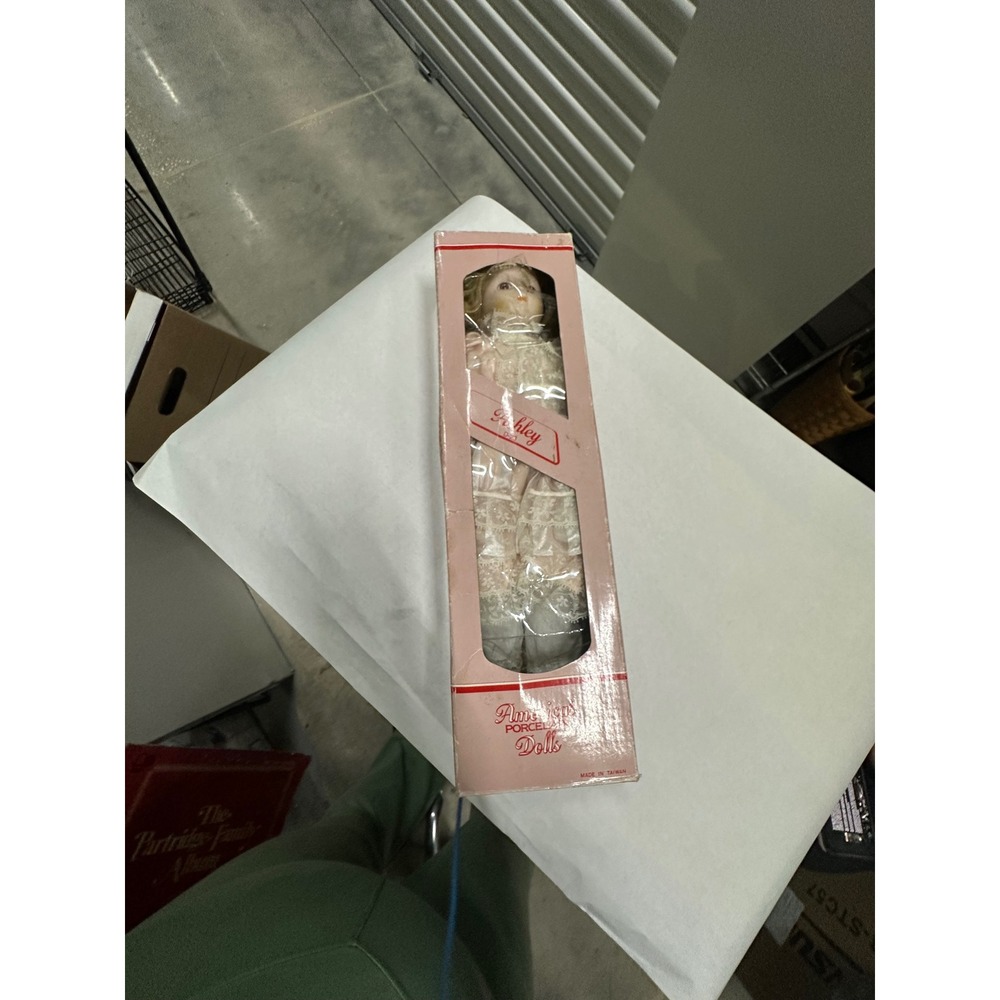 Vintage 1988 Heritage Mint Ashley D-23 Porcelain Doll in Box Blonde Lace